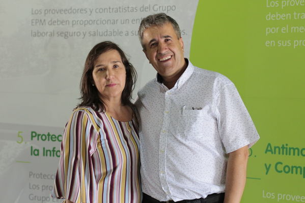 Años de servicio EPM 30 y 40 años
Años de servicio EPM 30 y 40 años
Fecha: Agosto 30 2019.
Para descargar esta fotografía en alta resolución, haga clic sobre la imagen hasta que la misma se despliegue en la pantalla completa; luego dé clic derecho y elija la opción "guardar imagen como".
En caso de publicación por cualquier medio, solicitamos acompañarla del crédito: "Foto EPM"
Palabras clave: Años de servicio EPM 30 y 40 años