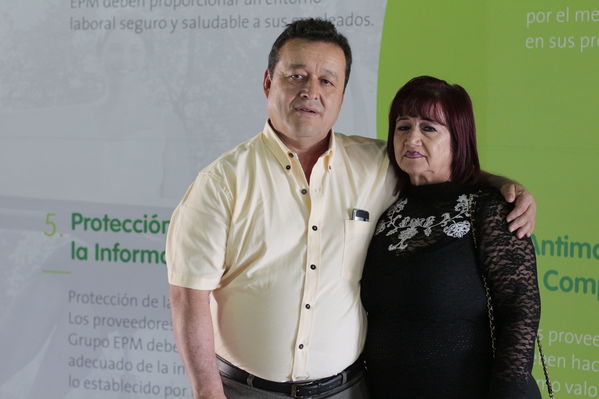 Años de servicio EPM 30 y 40 años
Años de servicio EPM 30 y 40 años
Fecha: Agosto 30 2019.
Para descargar esta fotografía en alta resolución, haga clic sobre la imagen hasta que la misma se despliegue en la pantalla completa; luego dé clic derecho y elija la opción "guardar imagen como".
En caso de publicación por cualquier medio, solicitamos acompañarla del crédito: "Foto EPM"
Palabras clave: Años de servicio EPM 30 y 40 años