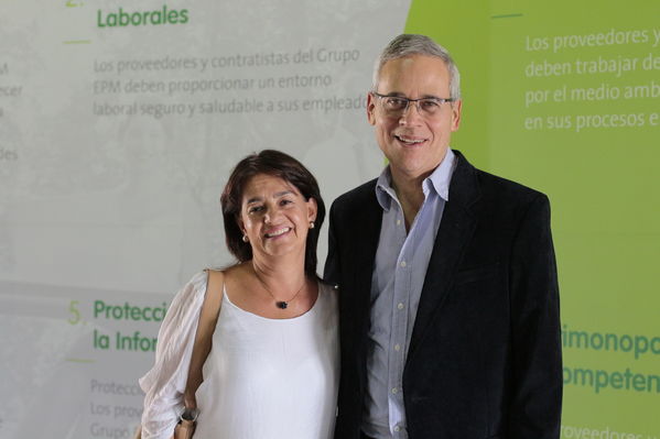 Años de servicio EPM 30 y 40 años
Años de servicio EPM 30 y 40 años
Fecha: Agosto 30 2019.
Para descargar esta fotografía en alta resolución, haga clic sobre la imagen hasta que la misma se despliegue en la pantalla completa; luego dé clic derecho y elija la opción "guardar imagen como".
En caso de publicación por cualquier medio, solicitamos acompañarla del crédito: "Foto EPM"
Palabras clave: Años de servicio EPM 30 y 40 años