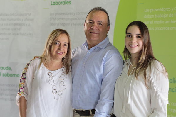 Años de servicio EPM 30 y 40 años
Años de servicio EPM 30 y 40 años
Fecha: Agosto 30 2019.
Para descargar esta fotografía en alta resolución, haga clic sobre la imagen hasta que la misma se despliegue en la pantalla completa; luego dé clic derecho y elija la opción "guardar imagen como".
En caso de publicación por cualquier medio, solicitamos acompañarla del crédito: "Foto EPM"
Palabras clave: Años de servicio EPM 30 y 40 años