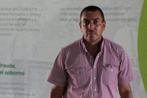 Años de servicio EPM 30 y 40 años
Años de servicio EPM 30 y 40 años
Fecha: Agosto 30 2019.
Para descargar esta fotografía en alta resolución, haga clic sobre la imagen hasta que la misma se despliegue en la pantalla completa; luego dé clic derecho y elija la opción "guardar imagen como".
En caso de publicación por cualquier medio, solicitamos acompañarla del crédito: "Foto EPM"
Palabras clave: Años de servicio EPM 30 y 40 años