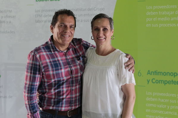 Años de servicio EPM 30 y 40 años
Años de servicio EPM 30 y 40 años
Fecha: Agosto 30 2019.
Para descargar esta fotografía en alta resolución, haga clic sobre la imagen hasta que la misma se despliegue en la pantalla completa; luego dé clic derecho y elija la opción "guardar imagen como".
En caso de publicación por cualquier medio, solicitamos acompañarla del crédito: "Foto EPM"
Palabras clave: Años de servicio EPM 30 y 40 años