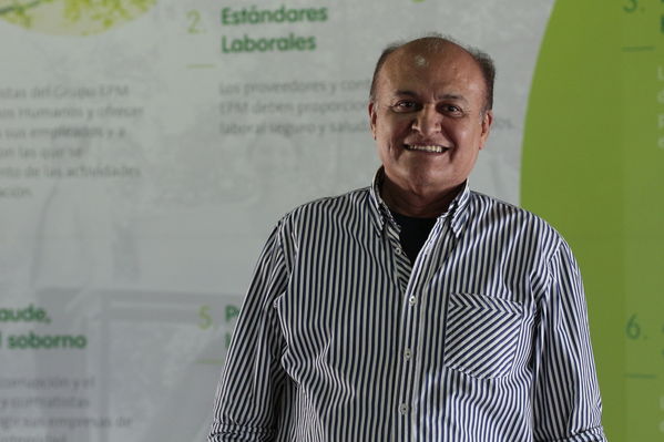 Años de servicio EPM 30 y 40 años
Años de servicio EPM 30 y 40 años
Fecha: Agosto 30 2019.
Para descargar esta fotografía en alta resolución, haga clic sobre la imagen hasta que la misma se despliegue en la pantalla completa; luego dé clic derecho y elija la opción "guardar imagen como".
En caso de publicación por cualquier medio, solicitamos acompañarla del crédito: "Foto EPM"
Palabras clave: Años de servicio EPM 30 y 40 años