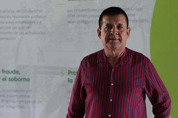 Años de servicio EPM 30 y 40 años
Años de servicio EPM 30 y 40 años
Fecha: Agosto 30 2019.
Para descargar esta fotografía en alta resolución, haga clic sobre la imagen hasta que la misma se despliegue en la pantalla completa; luego dé clic derecho y elija la opción "guardar imagen como".
En caso de publicación por cualquier medio, solicitamos acompañarla del crédito: "Foto EPM"
Palabras clave: Años de servicio EPM 30 y 40 años