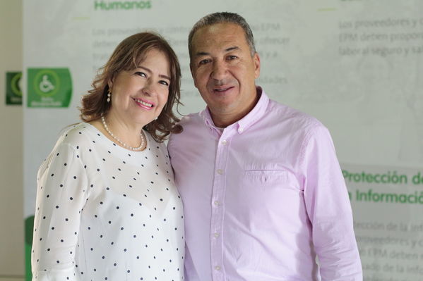 Años de servicio EPM 30 y 40 años
Años de servicio EPM 30 y 40 años
Fecha: Agosto 30 2019.
Para descargar esta fotografía en alta resolución, haga clic sobre la imagen hasta que la misma se despliegue en la pantalla completa; luego dé clic derecho y elija la opción "guardar imagen como".
En caso de publicación por cualquier medio, solicitamos acompañarla del crédito: "Foto EPM"
Palabras clave: Años de servicio EPM 30 y 40 años
