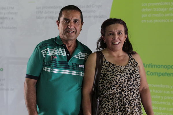 Años de servicio EPM 30 y 40 años
Años de servicio EPM 30 y 40 años
Fecha: Agosto 30 2019.
Para descargar esta fotografía en alta resolución, haga clic sobre la imagen hasta que la misma se despliegue en la pantalla completa; luego dé clic derecho y elija la opción "guardar imagen como".
En caso de publicación por cualquier medio, solicitamos acompañarla del crédito: "Foto EPM"
Palabras clave: Años de servicio EPM 30 y 40 años