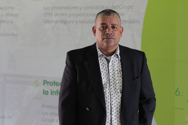 Años de servicio EPM 30 y 40 años
Años de servicio EPM 30 y 40 años
Fecha: Agosto 30 2019.
Para descargar esta fotografía en alta resolución, haga clic sobre la imagen hasta que la misma se despliegue en la pantalla completa; luego dé clic derecho y elija la opción "guardar imagen como".
En caso de publicación por cualquier medio, solicitamos acompañarla del crédito: "Foto EPM"
Palabras clave: Años de servicio EPM 30 y 40 años