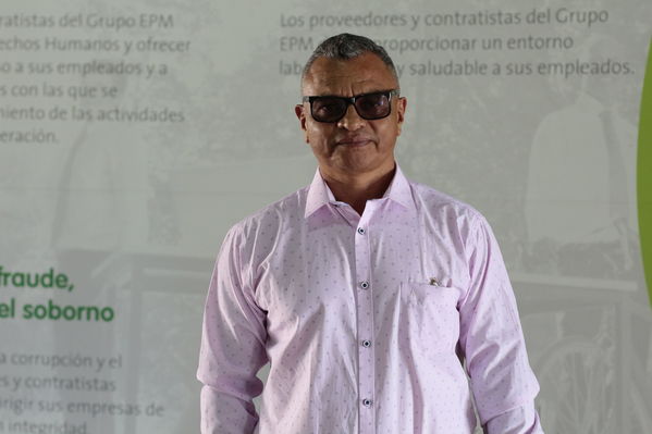 Años de servicio EPM 30 y 40 años
Años de servicio EPM 30 y 40 años
Fecha: Agosto 30 2019.
Para descargar esta fotografía en alta resolución, haga clic sobre la imagen hasta que la misma se despliegue en la pantalla completa; luego dé clic derecho y elija la opción "guardar imagen como".
En caso de publicación por cualquier medio, solicitamos acompañarla del crédito: "Foto EPM"
Palabras clave: Años de servicio EPM 30 y 40 años