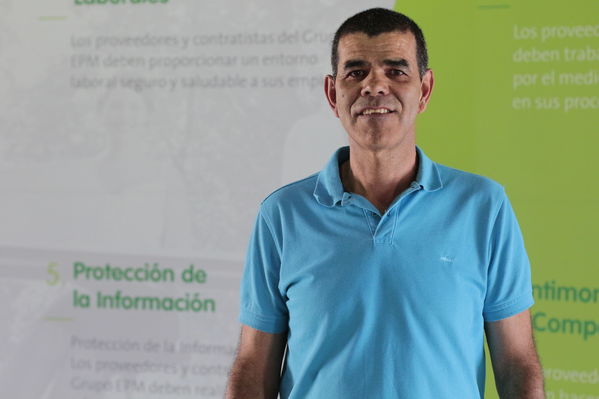 Años de servicio EPM 30 y 40 años
Años de servicio EPM 30 y 40 años
Fecha: Agosto 30 2019.
Para descargar esta fotografía en alta resolución, haga clic sobre la imagen hasta que la misma se despliegue en la pantalla completa; luego dé clic derecho y elija la opción "guardar imagen como".
En caso de publicación por cualquier medio, solicitamos acompañarla del crédito: "Foto EPM"
Palabras clave: Años de servicio EPM 30 y 40 años