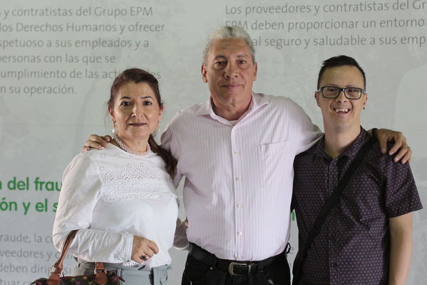 Años de servicio EPM 30 y 40 años
Años de servicio EPM 30 y 40 años
Fecha: Agosto 30 2019.
Para descargar esta fotografía en alta resolución, haga clic sobre la imagen hasta que la misma se despliegue en la pantalla completa; luego dé clic derecho y elija la opción "guardar imagen como".
En caso de publicación por cualquier medio, solicitamos acompañarla del crédito: "Foto EPM"
Palabras clave: Años de servicio EPM 30 y 40 años