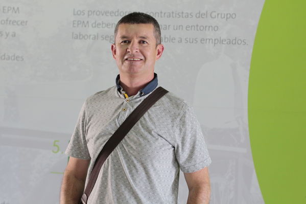 Años de servicio EPM 30 y 40 años
Años de servicio EPM 30 y 40 años
Fecha: Agosto 30 2019.
Para descargar esta fotografía en alta resolución, haga clic sobre la imagen hasta que la misma se despliegue en la pantalla completa; luego dé clic derecho y elija la opción "guardar imagen como".
En caso de publicación por cualquier medio, solicitamos acompañarla del crédito: "Foto EPM"
Palabras clave: Años de servicio EPM 30 y 40 años