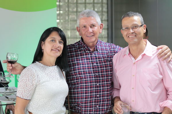 Años de servicio EPM 30 y 40 años
Años de servicio EPM 30 y 40 años
Fecha: Agosto 30 2019.
Para descargar esta fotografía en alta resolución, haga clic sobre la imagen hasta que la misma se despliegue en la pantalla completa; luego dé clic derecho y elija la opción "guardar imagen como".
En caso de publicación por cualquier medio, solicitamos acompañarla del crédito: "Foto EPM"
Palabras clave: Años de servicio EPM 30 y 40 años