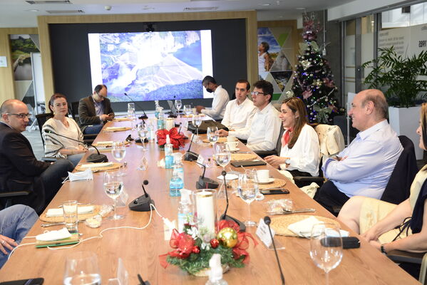 Almuerzo de las directivas de EPM con representantes gremiales del país
Almuerzo de las directivas de EPM con representantes gremiales del país
Fecha: 2021 Diciembre 3
El día 3 de diciembre de 2021 se realizó un almuerzo en el Edificio Inteligente de EPM que contó con la participación de representantes de los diferentes gremios del país y la acogida de las directivas de EPM.
Para descargar esta fotografía en alta resolución, haga clic sobre la imagen hasta que la misma se despliegue en la pantalla completa; luego dé clic derecho y elija la opción "guardar imagen como". 
En caso de publicación por cualquier medio, solicitamos acompañarla del crédito: "Foto EPM"
Palabras clave: Almuerzo directivas EPM representantes gremiales país