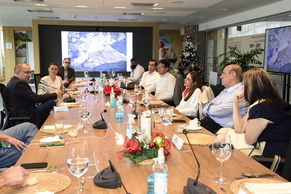 Almuerzo de las directivas de EPM con representantes gremiales del país
Almuerzo de las directivas de EPM con representantes gremiales del país
Fecha: 2021 Diciembre 3
El día 3 de diciembre de 2021 se realizó un almuerzo en el Edificio Inteligente de EPM que contó con la participación de representantes de los diferentes gremios del país y la acogida de las directivas de EPM.
Para descargar esta fotografía en alta resolución, haga clic sobre la imagen hasta que la misma se despliegue en la pantalla completa; luego dé clic derecho y elija la opción "guardar imagen como". 
En caso de publicación por cualquier medio, solicitamos acompañarla del crédito: "Foto EPM"
Palabras clave: Almuerzo directivas EPM representantes gremiales país