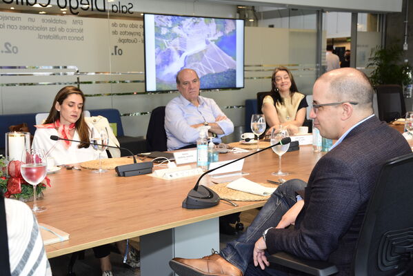 Almuerzo de las directivas de EPM con representantes gremiales del país
Almuerzo de las directivas de EPM con representantes gremiales del país
Fecha: 2021 Diciembre 3
El día 3 de diciembre de 2021 se realizó un almuerzo en el Edificio Inteligente de EPM que contó con la participación de representantes de los diferentes gremios del país y la acogida de las directivas de EPM.
Para descargar esta fotografía en alta resolución, haga clic sobre la imagen hasta que la misma se despliegue en la pantalla completa; luego dé clic derecho y elija la opción "guardar imagen como". 
En caso de publicación por cualquier medio, solicitamos acompañarla del crédito: "Foto EPM"
Palabras clave: Almuerzo directivas EPM representantes gremiales país