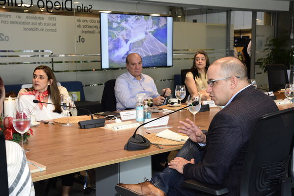 Almuerzo de las directivas de EPM con representantes gremiales del país
Almuerzo de las directivas de EPM con representantes gremiales del país
Fecha: 2021 Diciembre 3
El día 3 de diciembre de 2021 se realizó un almuerzo en el Edificio Inteligente de EPM que contó con la participación de representantes de los diferentes gremios del país y la acogida de las directivas de EPM.
Para descargar esta fotografía en alta resolución, haga clic sobre la imagen hasta que la misma se despliegue en la pantalla completa; luego dé clic derecho y elija la opción "guardar imagen como". 
En caso de publicación por cualquier medio, solicitamos acompañarla del crédito: "Foto EPM"
Palabras clave: Almuerzo directivas EPM representantes gremiales país