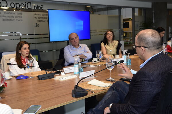 Almuerzo de las directivas de EPM con representantes gremiales del país
Almuerzo de las directivas de EPM con representantes gremiales del país
Fecha: 2021 Diciembre 3
El día 3 de diciembre de 2021 se realizó un almuerzo en el Edificio Inteligente de EPM que contó con la participación de representantes de los diferentes gremios del país y la acogida de las directivas de EPM.
Para descargar esta fotografía en alta resolución, haga clic sobre la imagen hasta que la misma se despliegue en la pantalla completa; luego dé clic derecho y elija la opción "guardar imagen como". 
En caso de publicación por cualquier medio, solicitamos acompañarla del crédito: "Foto EPM"
Palabras clave: Almuerzo directivas EPM representantes gremiales país