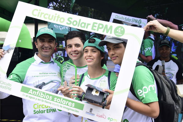 Circuito solar EPM 2018
Circuito solar EPM 2018.
Fecha: Julio 27 2018.
Para descargar esta fotografía en alta resolución, haga clic sobre la imagen hasta que la misma se despliegue en la pantalla completa; luego dé clic derecho y elija la opción "guardar imagen como". 
En caso de publicación por cualquier medio, solicitamos acompañarla del crédito: "Foto EPM"
Palabras clave: Circuito solar EPM 2018