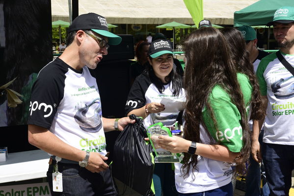 Circuito solar EPM 2018
Circuito solar EPM 2018.
Fecha: Julio 27 2018.
Para descargar esta fotografía en alta resolución, haga clic sobre la imagen hasta que la misma se despliegue en la pantalla completa; luego dé clic derecho y elija la opción "guardar imagen como". 
En caso de publicación por cualquier medio, solicitamos acompañarla del crédito: "Foto EPM"
Palabras clave: Circuito solar EPM 2018