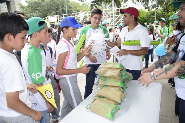 Circuito solar EPM 2018
Circuito solar EPM 2018.
Fecha: Julio 27 2018.
Para descargar esta fotografía en alta resolución, haga clic sobre la imagen hasta que la misma se despliegue en la pantalla completa; luego dé clic derecho y elija la opción "guardar imagen como". 
En caso de publicación por cualquier medio, solicitamos acompañarla del crédito: "Foto EPM"
Palabras clave: Circuito solar EPM 2018