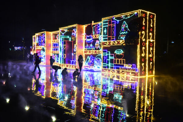 Ceremonia de encendido de alumbrados en Medellín Dic 3 de 2021
Ceremonia de encendido de alumbrados en Medellín Dic 3 de 2021
Fecha: 2021 Diciembre 3
Empresas Públicas de Medellín realizó el día de ayer viernes 3 de diciembre su ceremonia de encendido oficial de los tradicionales alumbrados navideños, que este año tienen como nombre "Celebremos en Navidad". Son figuras elaboradas por artesanas madres cabeza de hogar, quienes tejieron las 26.000 figuras que componen estos alumbrados.
Para descargar esta fotografía en alta resolución, haga clic sobre la imagen hasta que la misma se despliegue en la pantalla completa; luego dé clic derecho y elija la opción "guardar imagen como". 
En caso de publicación por cualquier medio, solicitamos acompañarla del crédito: "Foto EPM"
Palabras clave: Ceremonia encendido alumbrados Medellín