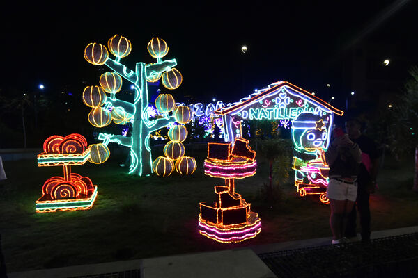 Ceremonia de encendido de alumbrados en Medellín Dic 3 de 2021
Ceremonia de encendido de alumbrados en Medellín Dic 3 de 2021
Fecha: 2021 Diciembre 3
Empresas Públicas de Medellín realizó el día de ayer viernes 3 de diciembre su ceremonia de encendido oficial de los tradicionales alumbrados navideños, que este año tienen como nombre "Celebremos en Navidad". Son figuras elaboradas por artesanas madres cabeza de hogar, quienes tejieron las 26.000 figuras que componen estos alumbrados.
Para descargar esta fotografía en alta resolución, haga clic sobre la imagen hasta que la misma se despliegue en la pantalla completa; luego dé clic derecho y elija la opción "guardar imagen como". 
En caso de publicación por cualquier medio, solicitamos acompañarla del crédito: "Foto EPM"
Palabras clave: Ceremonia encendido alumbrados Medellín