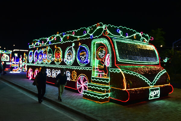 Ceremonia de encendido de alumbrados en Medellín Dic 3 de 2021v
Ceremonia de encendido de alumbrados en Medellín Dic 3 de 2021
Fecha: 2021 Diciembre 3
Empresas Públicas de Medellín realizó el día de ayer viernes 3 de diciembre su ceremonia de encendido oficial de los tradicionales alumbrados navideños, que este año tienen como nombre "Celebremos en Navidad". Son figuras elaboradas por artesanas madres cabeza de hogar, quienes tejieron las 26.000 figuras que componen estos alumbrados.
Para descargar esta fotografía en alta resolución, haga clic sobre la imagen hasta que la misma se despliegue en la pantalla completa; luego dé clic derecho y elija la opción "guardar imagen como". 
En caso de publicación por cualquier medio, solicitamos acompañarla del crédito: "Foto EPM"
Palabras clave: Ceremonia encendido alumbrados Medellín