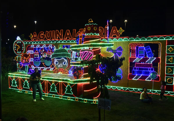 Ceremonia de encendido de alumbrados en Medellín Dic 3 de 2021
Ceremonia de encendido de alumbrados en Medellín Dic 3 de 2021
Fecha: 2021 Diciembre 3
Empresas Públicas de Medellín realizó el día de ayer viernes 3 de diciembre su ceremonia de encendido oficial de los tradicionales alumbrados navideños, que este año tienen como nombre "Celebremos en Navidad". Son figuras elaboradas por artesanas madres cabeza de hogar, quienes tejieron las 26.000 figuras que componen estos alumbrados.
Para descargar esta fotografía en alta resolución, haga clic sobre la imagen hasta que la misma se despliegue en la pantalla completa; luego dé clic derecho y elija la opción "guardar imagen como". 
En caso de publicación por cualquier medio, solicitamos acompañarla del crédito: "Foto EPM"
Palabras clave: Ceremonia encendido alumbrados Medellín