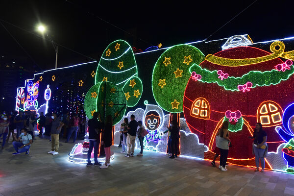 Ceremonia de encendido de alumbrados en Medellín Dic 3 de 2021
Ceremonia de encendido de alumbrados en Medellín Dic 3 de 2021
Fecha: 2021 Diciembre 3
Empresas Públicas de Medellín realizó el día de ayer viernes 3 de diciembre su ceremonia de encendido oficial de los tradicionales alumbrados navideños, que este año tienen como nombre "Celebremos en Navidad". Son figuras elaboradas por artesanas madres cabeza de hogar, quienes tejieron las 26.000 figuras que componen estos alumbrados.
Para descargar esta fotografía en alta resolución, haga clic sobre la imagen hasta que la misma se despliegue en la pantalla completa; luego dé clic derecho y elija la opción "guardar imagen como". 
En caso de publicación por cualquier medio, solicitamos acompañarla del crédito: "Foto EPM"
Palabras clave: Ceremonia encendido alumbrados Medellín