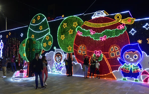 Ceremonia de encendido de alumbrados en Medellín Dic 3 de 2021
Ceremonia de encendido de alumbrados en Medellín Dic 3 de 2021
Fecha: 2021 Diciembre 3
Empresas Públicas de Medellín realizó el día de ayer viernes 3 de diciembre su ceremonia de encendido oficial de los tradicionales alumbrados navideños, que este año tienen como nombre "Celebremos en Navidad". Son figuras elaboradas por artesanas madres cabeza de hogar, quienes tejieron las 26.000 figuras que componen estos alumbrados.
Para descargar esta fotografía en alta resolución, haga clic sobre la imagen hasta que la misma se despliegue en la pantalla completa; luego dé clic derecho y elija la opción "guardar imagen como". 
En caso de publicación por cualquier medio, solicitamos acompañarla del crédito: "Foto EPM"
Palabras clave: Ceremonia encendido alumbrados Medellín