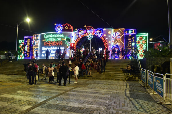 Ceremonia de encendido de alumbrados en Medellín Dic 3 de 2021
Ceremonia de encendido de alumbrados en Medellín Dic 3 de 2021
Fecha: 2021 Diciembre 3
Empresas Públicas de Medellín realizó el día de ayer viernes 3 de diciembre su ceremonia de encendido oficial de los tradicionales alumbrados navideños, que este año tienen como nombre "Celebremos en Navidad". Son figuras elaboradas por artesanas madres cabeza de hogar, quienes tejieron las 26.000 figuras que componen estos alumbrados.
Para descargar esta fotografía en alta resolución, haga clic sobre la imagen hasta que la misma se despliegue en la pantalla completa; luego dé clic derecho y elija la opción "guardar imagen como". 
En caso de publicación por cualquier medio, solicitamos acompañarla del crédito: "Foto EPM"
Palabras clave: Ceremonia encendido alumbrados Medellín