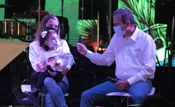Ceremonia de encendido de alumbrados en Medellín Dic 3 de 2021
Ceremonia de encendido de alumbrados en Medellín Dic 3 de 2021
Fecha: 2021 Diciembre 3
Empresas Públicas de Medellín realizó el día de ayer viernes 3 de diciembre su ceremonia de encendido oficial de los tradicionales alumbrados navideños, que este año tienen como nombre "Celebremos en Navidad". Son figuras elaboradas por artesanas madres cabeza de hogar, quienes tejieron las 26.000 figuras que componen estos alumbrados.
Para descargar esta fotografía en alta resolución, haga clic sobre la imagen hasta que la misma se despliegue en la pantalla completa; luego dé clic derecho y elija la opción "guardar imagen como". 
En caso de publicación por cualquier medio, solicitamos acompañarla del crédito: "Foto EPM"
Palabras clave: Ceremonia encendido alumbrados Medellín