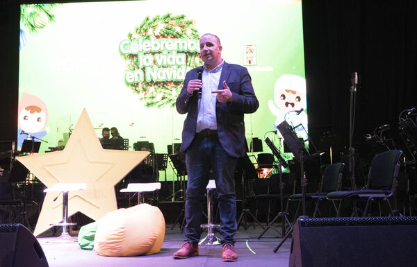 Ceremonia de encendido de alumbrados en Medellín Dic 3 de 2021
Ceremonia de encendido de alumbrados en Medellín Dic 3 de 2021
Fecha: 2021 Diciembre 3
Empresas Públicas de Medellín realizó el día de ayer viernes 3 de diciembre su ceremonia de encendido oficial de los tradicionales alumbrados navideños, que este año tienen como nombre "Celebremos en Navidad". Son figuras elaboradas por artesanas madres cabeza de hogar, quienes tejieron las 26.000 figuras que componen estos alumbrados.
Para descargar esta fotografía en alta resolución, haga clic sobre la imagen hasta que la misma se despliegue en la pantalla completa; luego dé clic derecho y elija la opción "guardar imagen como". 
En caso de publicación por cualquier medio, solicitamos acompañarla del crédito: "Foto EPM"
Palabras clave: Ceremonia encendido alumbrados Medellín