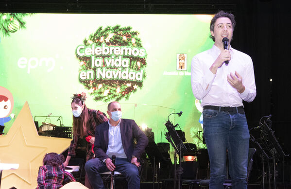 Ceremonia de encendido de alumbrados en Medellín Dic 3 de 2021
Ceremonia de encendido de alumbrados en Medellín Dic 3 de 2021
Fecha: 2021 Diciembre 3
Empresas Públicas de Medellín realizó el día de ayer viernes 3 de diciembre su ceremonia de encendido oficial de los tradicionales alumbrados navideños, que este año tienen como nombre "Celebremos en Navidad". Son figuras elaboradas por artesanas madres cabeza de hogar, quienes tejieron las 26.000 figuras que componen estos alumbrados.
Para descargar esta fotografía en alta resolución, haga clic sobre la imagen hasta que la misma se despliegue en la pantalla completa; luego dé clic derecho y elija la opción "guardar imagen como". 
En caso de publicación por cualquier medio, solicitamos acompañarla del crédito: "Foto EPM"
Palabras clave: Ceremonia encendido alumbrados Medellín