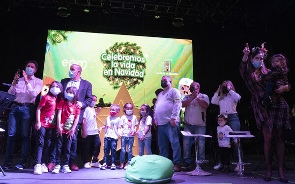 Ceremonia de encendido de alumbrados en Medellín Dic 3 de 2021
Ceremonia de encendido de alumbrados en Medellín Dic 3 de 2021
Fecha: 2021 Diciembre 3
Empresas Públicas de Medellín realizó el día de ayer viernes 3 de diciembre su ceremonia de encendido oficial de los tradicionales alumbrados navideños, que este año tienen como nombre "Celebremos en Navidad". Son figuras elaboradas por artesanas madres cabeza de hogar, quienes tejieron las 26.000 figuras que componen estos alumbrados.
Para descargar esta fotografía en alta resolución, haga clic sobre la imagen hasta que la misma se despliegue en la pantalla completa; luego dé clic derecho y elija la opción "guardar imagen como". 
En caso de publicación por cualquier medio, solicitamos acompañarla del crédito: "Foto EPM"
Palabras clave: Ceremonia encendido alumbrados Medellín