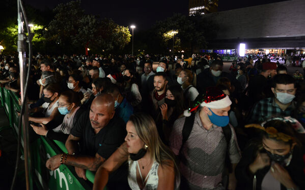 Ceremonia de encendido de alumbrados en Medellín Dic 3 de 2021
Ceremonia de encendido de alumbrados en Medellín Dic 3 de 2021
Fecha: 2021 Diciembre 3
Empresas Públicas de Medellín realizó el día de ayer viernes 3 de diciembre su ceremonia de encendido oficial de los tradicionales alumbrados navideños, que este año tienen como nombre "Celebremos en Navidad". Son figuras elaboradas por artesanas madres cabeza de hogar, quienes tejieron las 26.000 figuras que componen estos alumbrados.
Para descargar esta fotografía en alta resolución, haga clic sobre la imagen hasta que la misma se despliegue en la pantalla completa; luego dé clic derecho y elija la opción "guardar imagen como". 
En caso de publicación por cualquier medio, solicitamos acompañarla del crédito: "Foto EPM"
Palabras clave: Ceremonia encendido alumbrados Medellín