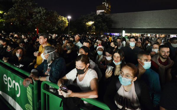 Ceremonia de encendido de alumbrados en Medellín Dic 3 de 2021
Ceremonia de encendido de alumbrados en Medellín Dic 3 de 2021
Fecha: 2021 Diciembre 3
Empresas Públicas de Medellín realizó el día de ayer viernes 3 de diciembre su ceremonia de encendido oficial de los tradicionales alumbrados navideños, que este año tienen como nombre "Celebremos en Navidad". Son figuras elaboradas por artesanas madres cabeza de hogar, quienes tejieron las 26.000 figuras que componen estos alumbrados.
Para descargar esta fotografía en alta resolución, haga clic sobre la imagen hasta que la misma se despliegue en la pantalla completa; luego dé clic derecho y elija la opción "guardar imagen como". 
En caso de publicación por cualquier medio, solicitamos acompañarla del crédito: "Foto EPM"
Palabras clave: Ceremonia encendido alumbrados Medellín