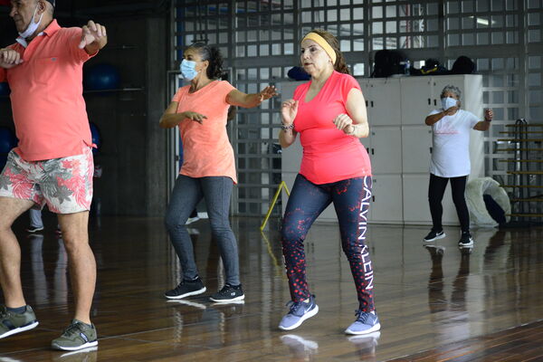 Clases de baile para jubilados 
Para descargar esta fotografía en alta resolución, haga clic sobre la imagen hasta que la misma se despliegue en la pantalla completa; luego dé clic derecho y elija la opción "guardar imagen como". 
En caso de publicación por cualquier medio, solicitamos acompañarla del crédito: "Foto EPM"

Palabras clave: Clases baile jubilados