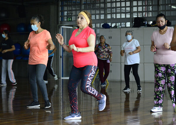 Clases de baile para jubilados 
Para descargar esta fotografía en alta resolución, haga clic sobre la imagen hasta que la misma se despliegue en la pantalla completa; luego dé clic derecho y elija la opción "guardar imagen como". 
En caso de publicación por cualquier medio, solicitamos acompañarla del crédito: "Foto EPM"

Palabras clave: Clases baile jubilados