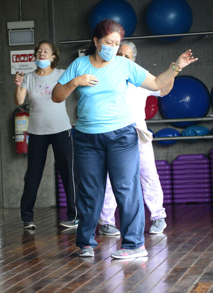 Clases de baile para jubilados 
Para descargar esta fotografía en alta resolución, haga clic sobre la imagen hasta que la misma se despliegue en la pantalla completa; luego dé clic derecho y elija la opción "guardar imagen como". 
En caso de publicación por cualquier medio, solicitamos acompañarla del crédito: "Foto EPM"

Palabras clave: Clases baile jubilados