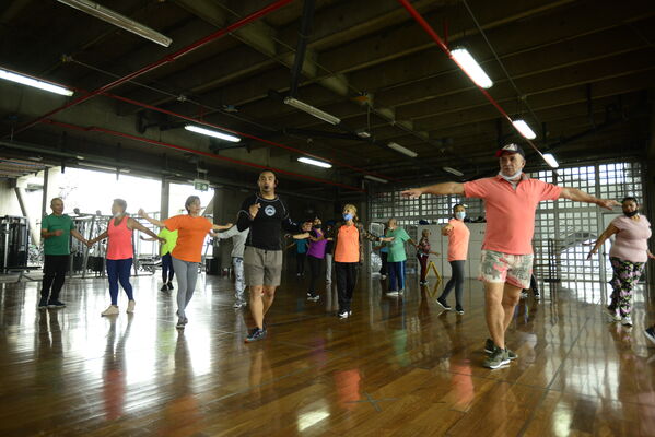 Clases de baile para jubilados 
Para descargar esta fotografía en alta resolución, haga clic sobre la imagen hasta que la misma se despliegue en la pantalla completa; luego dé clic derecho y elija la opción "guardar imagen como". 
En caso de publicación por cualquier medio, solicitamos acompañarla del crédito: "Foto EPM"

Palabras clave: Clases baile jubilados