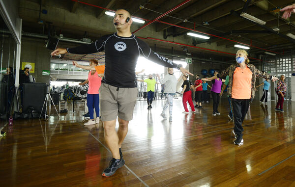 Clases de baile para jubilados 
Para descargar esta fotografía en alta resolución, haga clic sobre la imagen hasta que la misma se despliegue en la pantalla completa; luego dé clic derecho y elija la opción "guardar imagen como". 
En caso de publicación por cualquier medio, solicitamos acompañarla del crédito: "Foto EPM"

Palabras clave: Clases baile jubilados