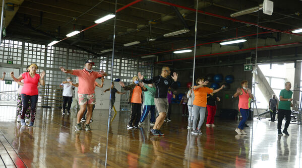 Clases de baile para jubilados 
Para descargar esta fotografía en alta resolución, haga clic sobre la imagen hasta que la misma se despliegue en la pantalla completa; luego dé clic derecho y elija la opción "guardar imagen como". 
En caso de publicación por cualquier medio, solicitamos acompañarla del crédito: "Foto EPM"

Palabras clave: Clases baile jubilados