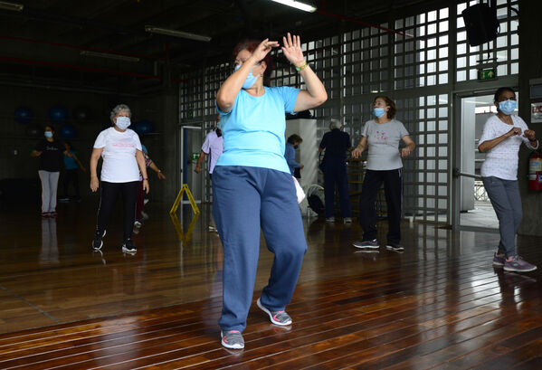 Clases de baile para jubilados 
Para descargar esta fotografía en alta resolución, haga clic sobre la imagen hasta que la misma se despliegue en la pantalla completa; luego dé clic derecho y elija la opción "guardar imagen como". 
En caso de publicación por cualquier medio, solicitamos acompañarla del crédito: "Foto EPM"

Palabras clave: Clases baile jubilados