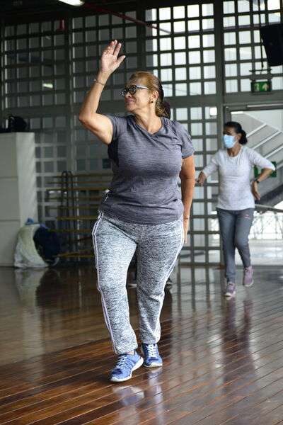 Clases de baile para jubilados 
Para descargar esta fotografía en alta resolución, haga clic sobre la imagen hasta que la misma se despliegue en la pantalla completa; luego dé clic derecho y elija la opción "guardar imagen como". 
En caso de publicación por cualquier medio, solicitamos acompañarla del crédito: "Foto EPM"

Palabras clave: Clases baile jubilados