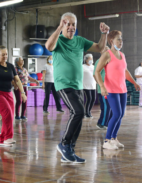 Clases de baile para jubilados 
Para descargar esta fotografía en alta resolución, haga clic sobre la imagen hasta que la misma se despliegue en la pantalla completa; luego dé clic derecho y elija la opción "guardar imagen como". 
En caso de publicación por cualquier medio, solicitamos acompañarla del crédito: "Foto EPM"

Palabras clave: Clases baile jubilados