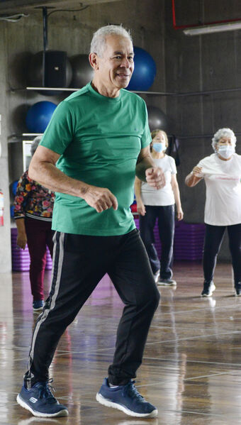 Clases de baile para jubilados 
Para descargar esta fotografía en alta resolución, haga clic sobre la imagen hasta que la misma se despliegue en la pantalla completa; luego dé clic derecho y elija la opción "guardar imagen como". 
En caso de publicación por cualquier medio, solicitamos acompañarla del crédito: "Foto EPM"

Palabras clave: Clases baile jubilados