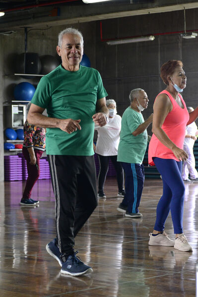 Clases de baile para jubilados 
Clase de Baile para Jubilados 
Fecha: 
Para descargar esta fotografía en alta resolución, haga clic sobre la imagen hasta que la misma se despliegue en la pantalla completa; luego dé clic derecho y elija la opción "guardar imagen como". 
En caso de publicación por cualquier medio, solicitamos acompañarla del crédito: "Foto EPM"

Palabras clave: Clases baile jubilados