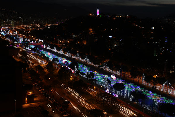 Encendido Alumbrado Navideño 2014
Encendido Alumbrado Navideño 2014
Fecha: Diciembre 1 de 2014
Para descargar esta fotografía en alta resolución, haga clic sobre la imagen hasta que la misma se despliegue en la pantalla completa; luego dé clic derecho y elija la opción "guardar imagen como". 
En caso de publicación por cualquier medio, solicitamos acompañarla del crédito: "Foto EPM"
Palabras clave: Encendido Alumbrado Navideño 2014