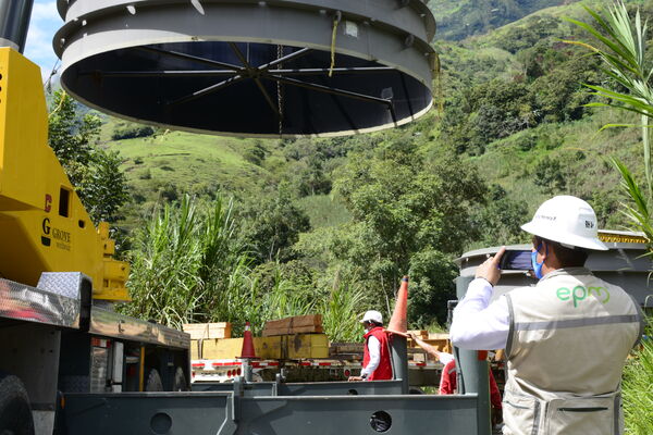 Ingreso equipos casa maquinas  proyecto hidroeléctrico Ituango
Ingreso equipos casa maquinas  proyecto hidroeléctrico Ituango.
Fecha: 11 Diciembre 2020.
Para descargar esta fotografía en alta resolución, haga clic sobre la imagen hasta que la misma se despliegue en la pantalla completa; luego dé clic derecho y elija la opción "guardar imagen como". 
En caso de publicación por cualquier medio, solicitamos acompañarla del crédito: "Foto EPM"
Palabras clave: Ingreso equipos casa maquinas  proyecto hidroeléctrico Ituango